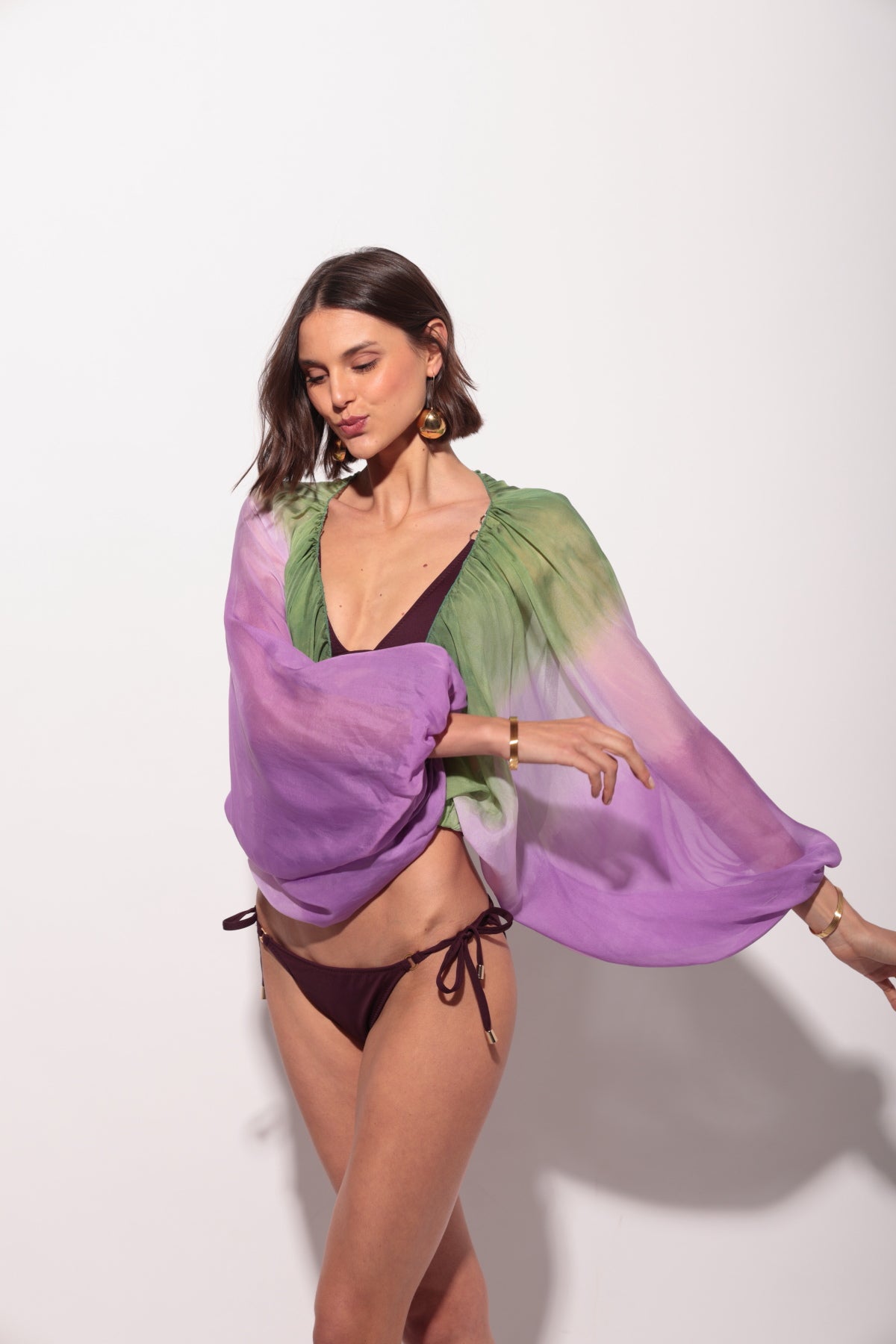 Blusa verde y lila manga larga holgada con anilla dorada en el delantero