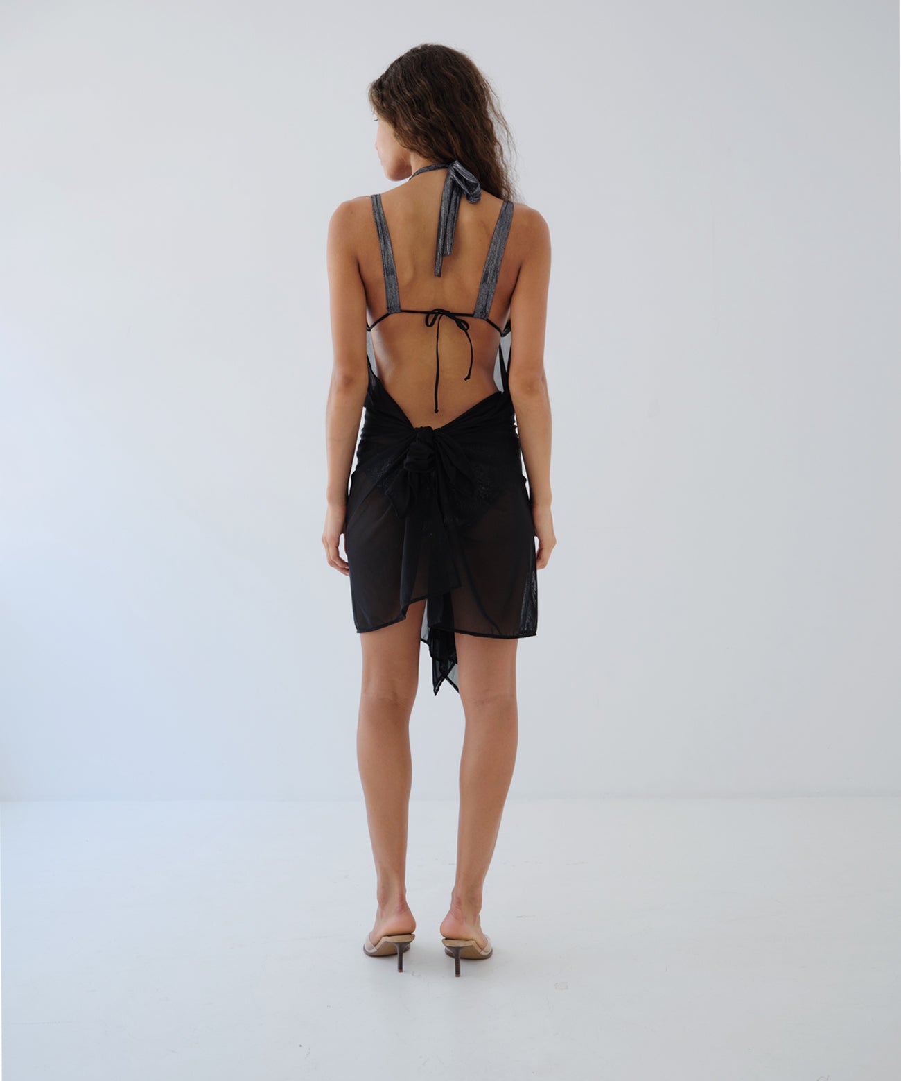 Alhena - Vestido de Playa Negro con Tul y Vivos Metalizados