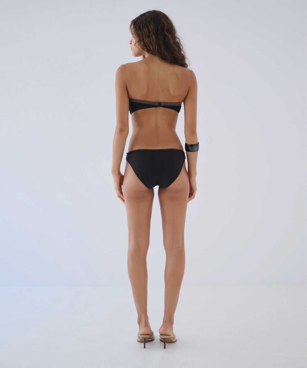 Etérea - Bikini Negro con Top Bandeau Calado y Braga Clásica