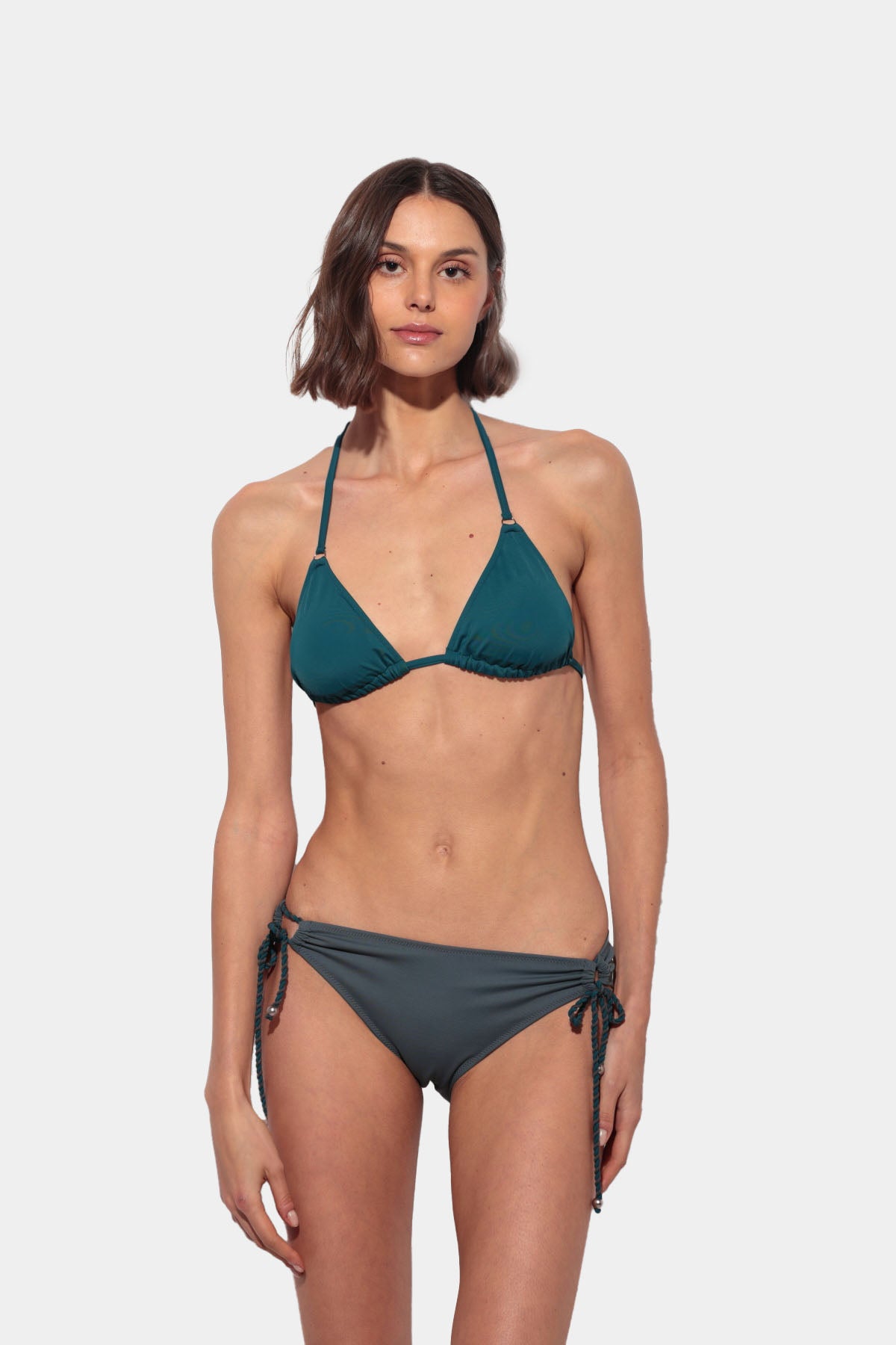 Velato - Bikini triángulo cortina, atado al cuello y en espalda con lazadas regulables. Copa extraíble. Braguita con lazada en los laterales.