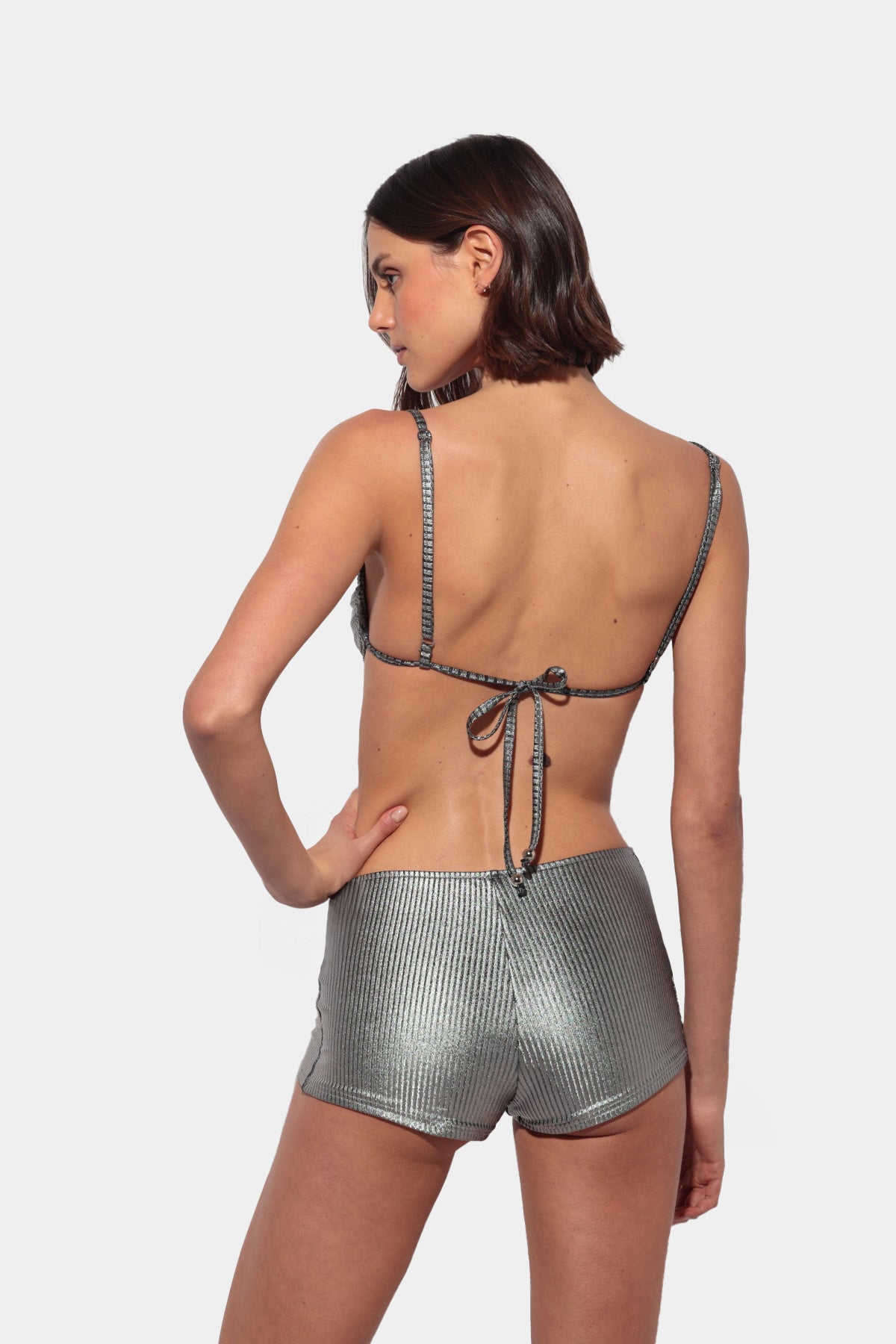 Brillio - Bikini Twist en Canalé Plateado con Bolitas Plata y Braguita Short