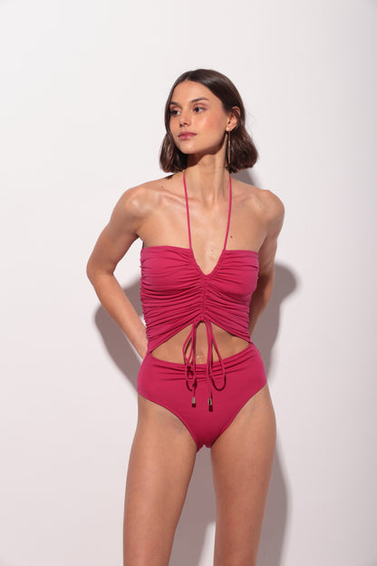 Bañador fucsia con fruncido regulable y escote cut-out