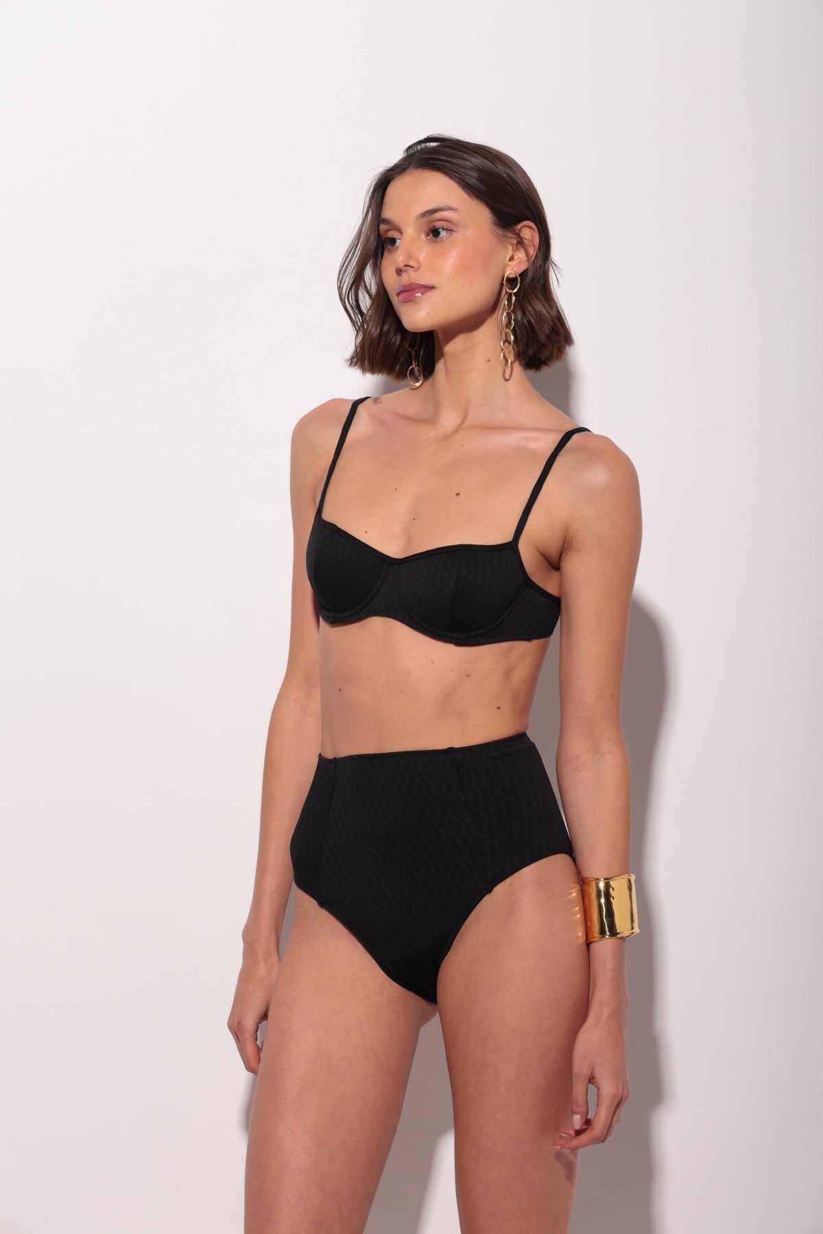 Bikini balconette negro con aro y braguita de tiro alto