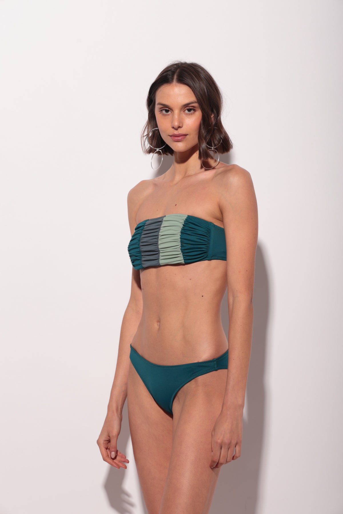 Bikini bandeau tricolor drapeado en verde y gris