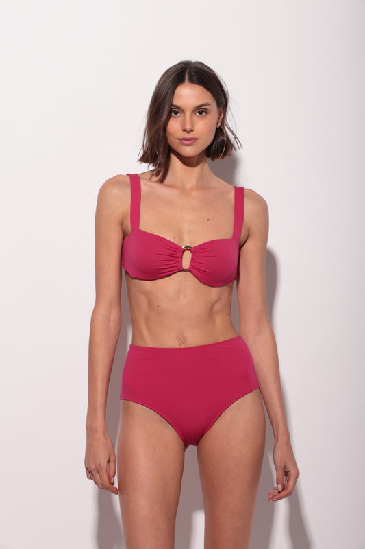 Bikini fucsia bandeau con fornitura dorada y braguita de tiro alto