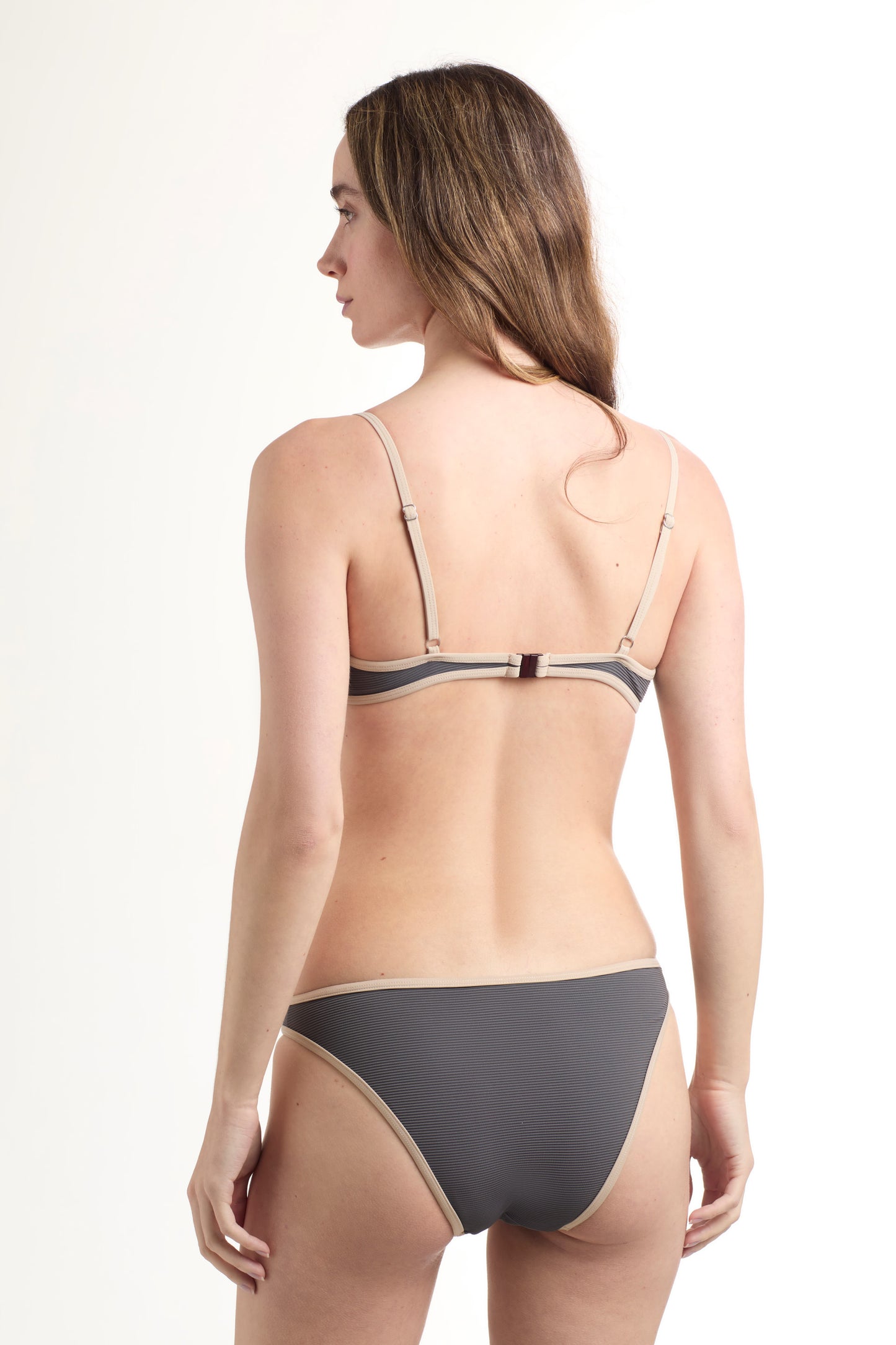 Bikini balconette de lúrex gris con vivo beige